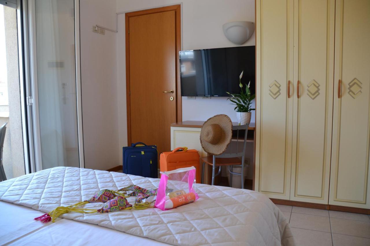 Hotel Apogeo - Breakfast Experience Римини Экстерьер фото