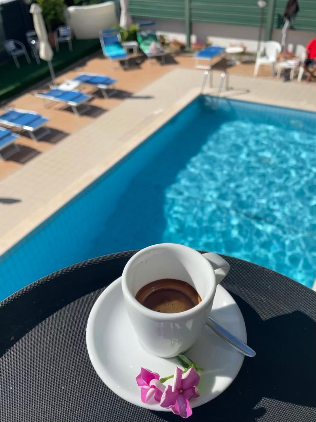 Hotel Apogeo - Breakfast Experience Римини Экстерьер фото