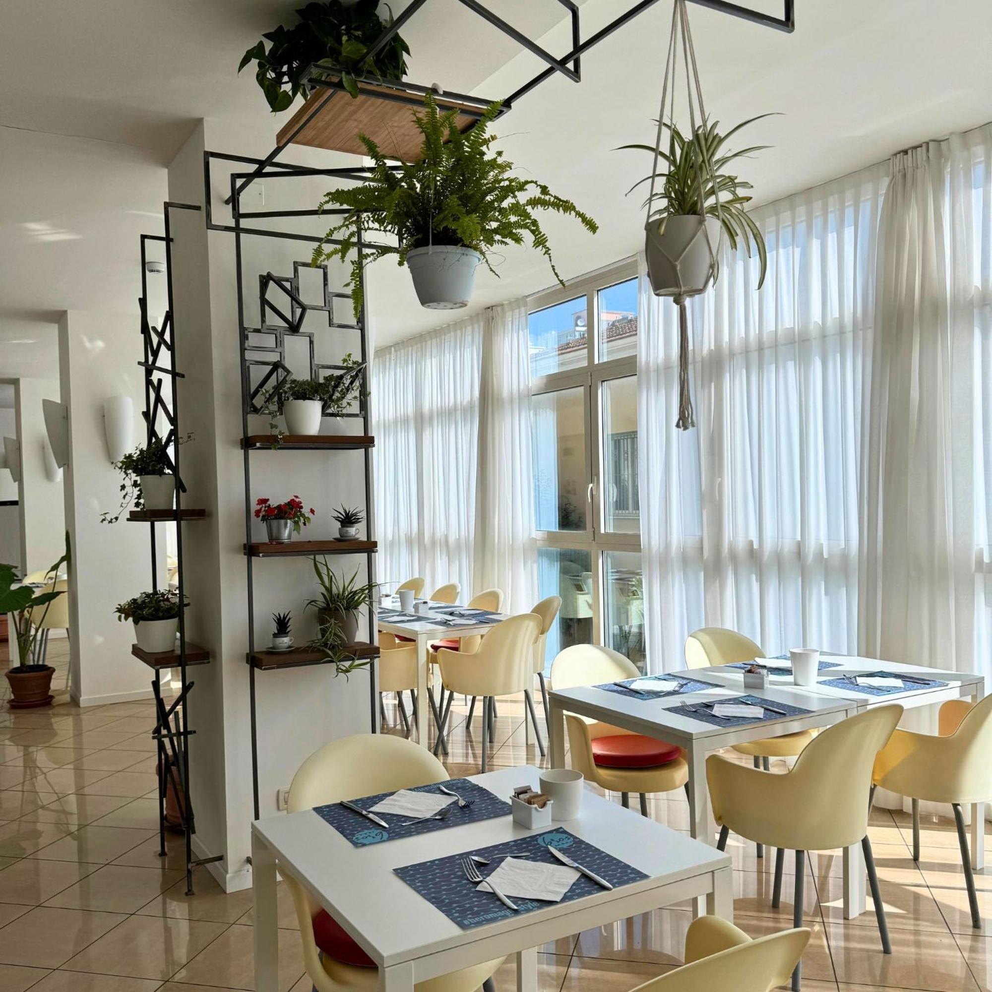 Hotel Apogeo - Breakfast Experience Римини Экстерьер фото